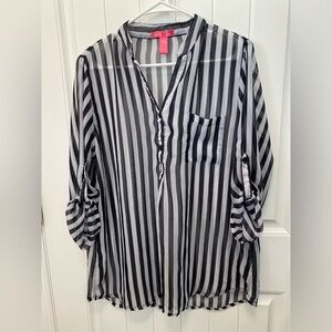Mix & Co black and white sheer  split v-neck quarter button up blouse. Size 1X